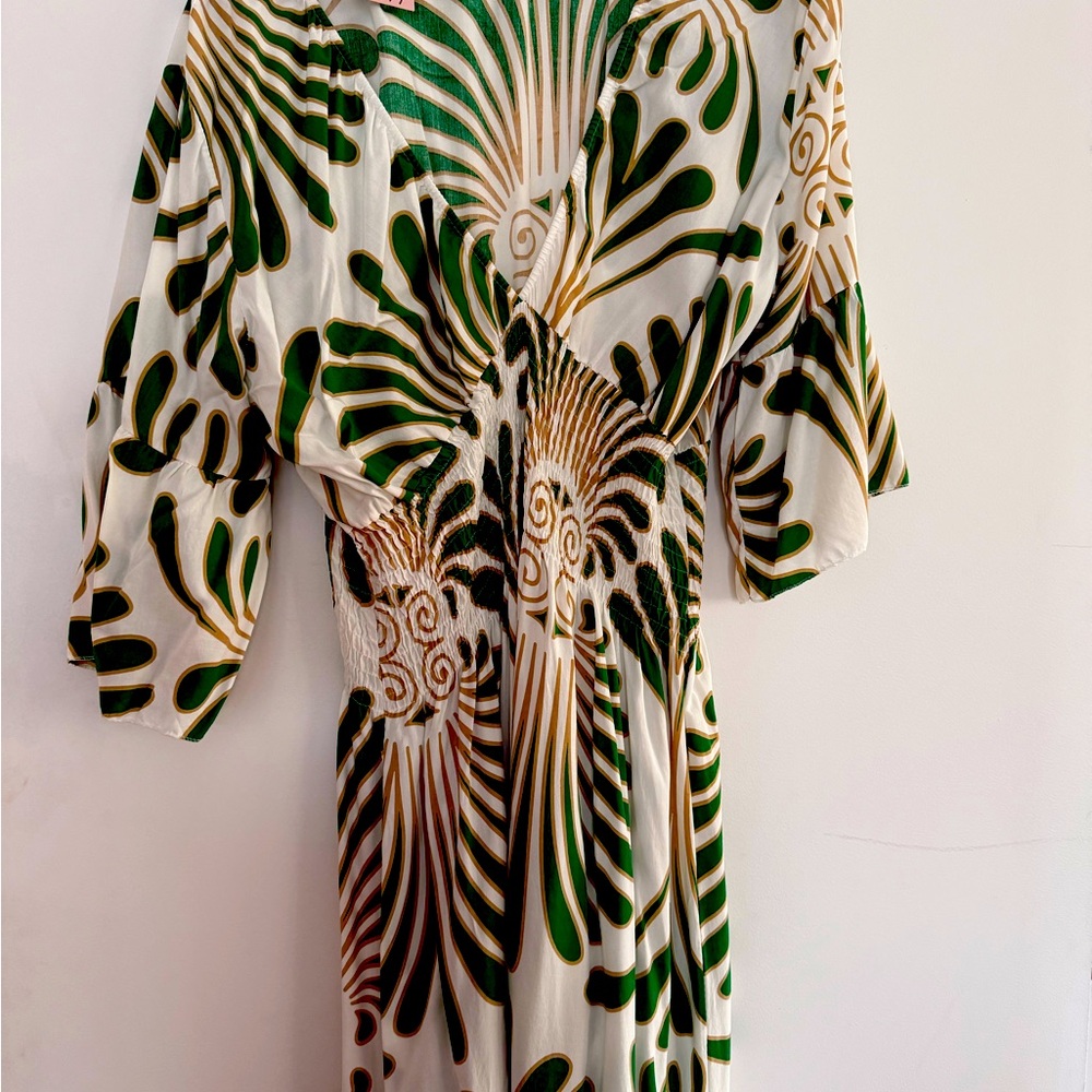 Beautiful green and white tropical flowy maxi dress !